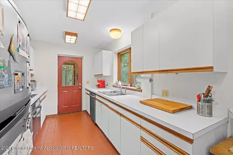 Kitchen - 1390 E Haslett Rd, Williamston, MI 48895 photo 2 of 4