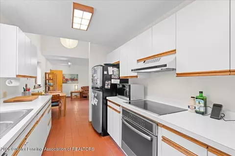 Kitchen - 1390 E Haslett Rd, Williamston, MI 48895 photo 3 of 4