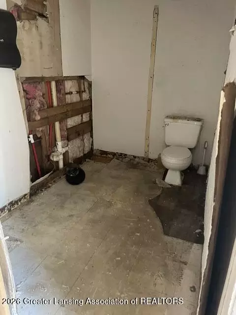 Bath - 812 N Blackstone St, Jackson, MI 49202 photo 1 of 2