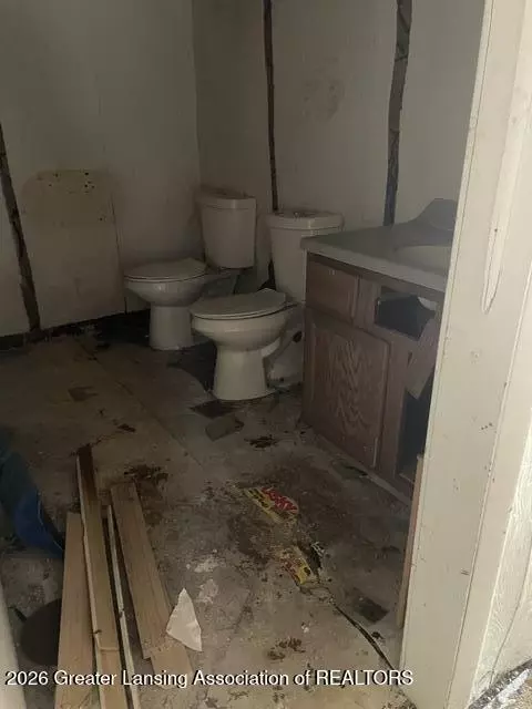 Bath - 812 N Blackstone St, Jackson, MI 49202 photo 2 of 2