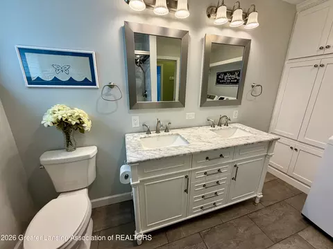 Bath - 919 Degroff St, Grand Ledge, MI 48837 photo 3 of 4