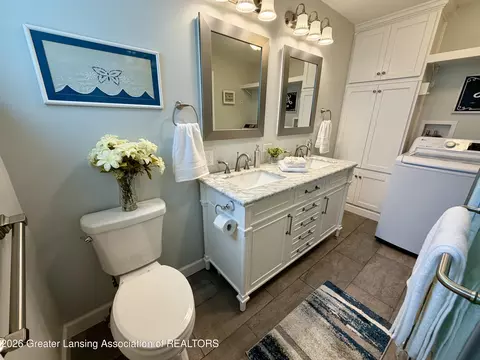 Bath - 919 Degroff St, Grand Ledge, MI 48837 photo 3 of 4