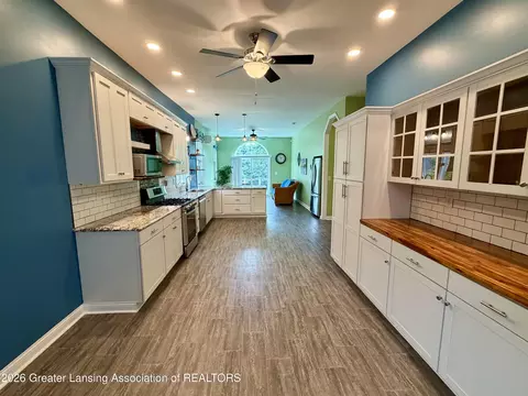 Entry Way - 919 Degroff St, Grand Ledge, MI 48837 photo 2 of 4