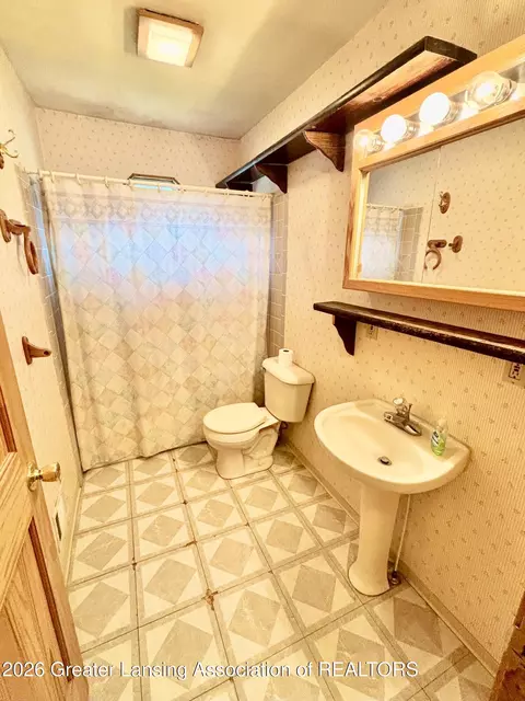 Bath - 744 Walnut St, Charlotte, MI 48813 photo 1 of 2