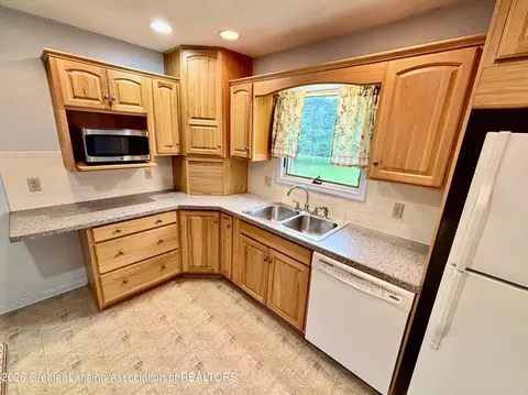 Kitchen - 744 Walnut St, Charlotte, MI 48813 photo 3 of 5