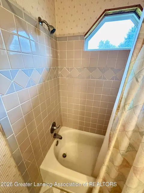 Bath - 744 Walnut St, Charlotte, MI 48813 photo 2 of 2