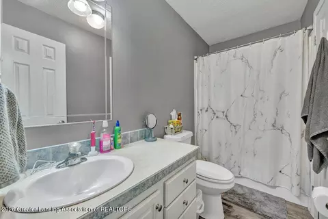 Bath - 11791 W Roggy Rd, Sumner, MI 48889 photo 3 of 3
