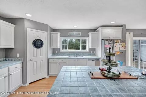 Kitchen - 11791 W Roggy Rd, Sumner, MI 48889 photo 4 of 5