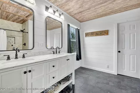 Bath - 11791 W Roggy Rd, Sumner, MI 48889 photo 1 of 3
