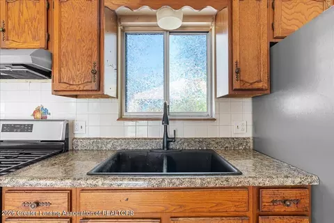 Kitchen - 15337 Rickard Ln, Bath, MI 48808 photo 3 of 3