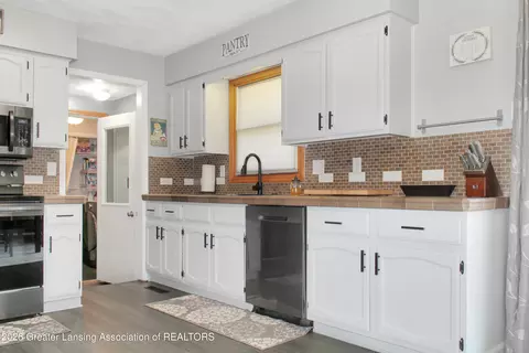 Kitchen - 4984 W Lehman Rd, Dewitt, MI 48820 photo 1 of 3