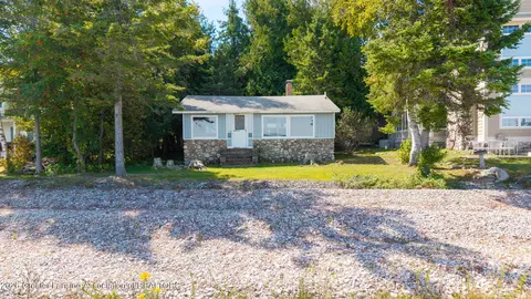 1116 Wenniway Dr, Mackinaw City, MI 49701