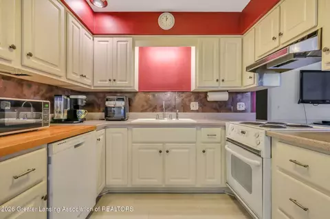 Kitchen - 1112 Ro Dic Don Dr, Dewitt, MI 48820 photo 4 of 4