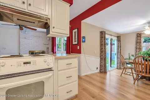 Kitchen - 1112 Ro Dic Don Dr, Dewitt, MI 48820 photo 3 of 4
