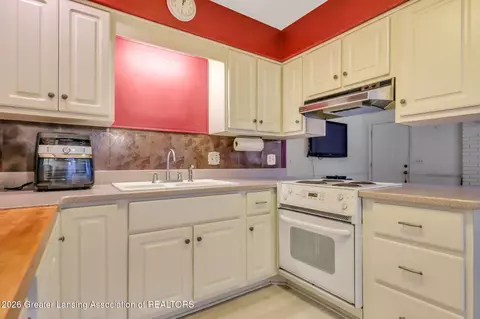 Kitchen - 1112 Ro Dic Don Dr, Dewitt, MI 48820 photo 2 of 4