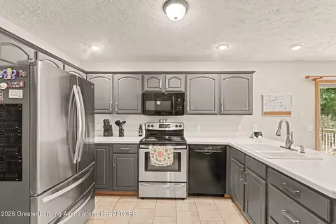 Kitchen - 12033 Pine Ridge Dr, Perry, MI 48872 photo 1 of 2