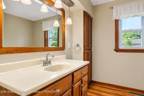 Bath - 706 E Higham St, Saint Johns, MI 48879 photo 1 of 1