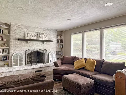 Living - 4592 Holt Rd, Holt, MI 48842 photo 1 of 3