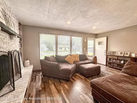 Living - 4592 Holt Rd, Holt, MI 48842 photo 3 of 3