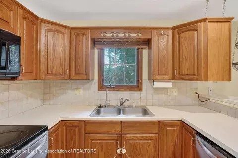 Kitchen - 15157 Pinehurst Dr, Lansing, MI 48906 photo 3 of 5