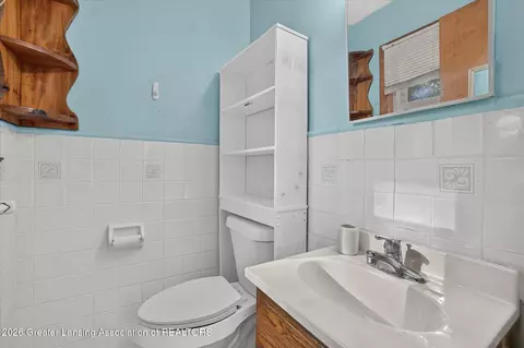Bath - 15157 Pinehurst Dr, Lansing, MI 48906 photo 3 of 5