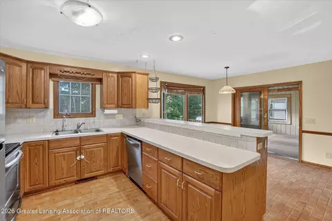 Kitchen - 15157 Pinehurst Dr, Lansing, MI 48906 photo 2 of 5