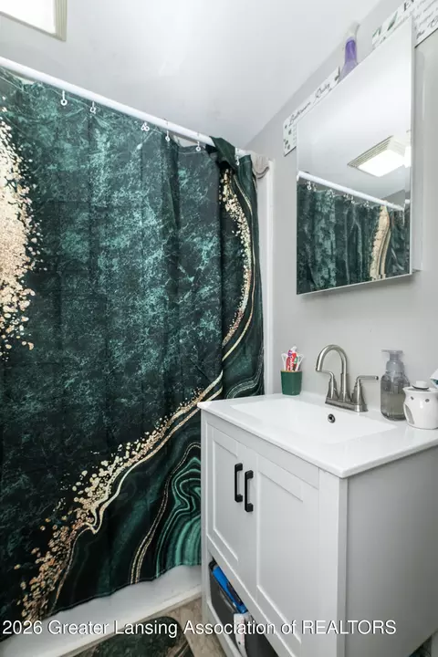 Bath - 1601 Bailey St, Lansing, MI 48910 photo 1 of 2