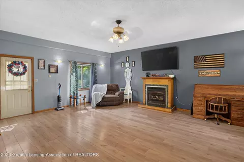Living - 9980 E Stoll Rd, Haslett, MI 48840 photo 2 of 4