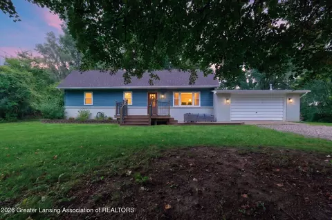 11925 Airline Dr, South Lyon, MI 48178