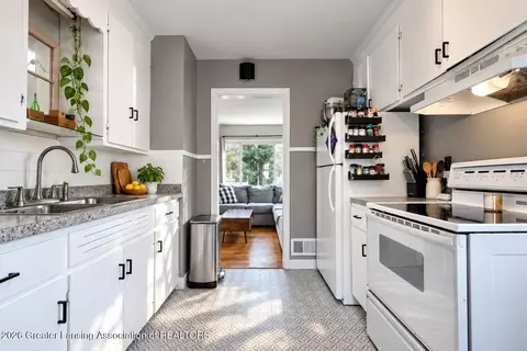 Kitchen - 737 E Cavanaugh Rd, Lansing, MI 48910 photo 4 of 5