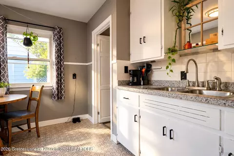 Kitchen - 737 E Cavanaugh Rd, Lansing, MI 48910 photo 3 of 5
