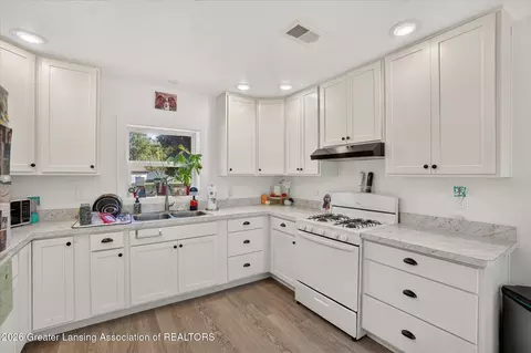 Kitchen - 13142 S Tallman Rd, Eagle, MI 48822 photo 3 of 5
