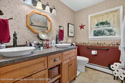 Bath - 13142 S Tallman Rd, Eagle, MI 48822 photo 1 of 3
