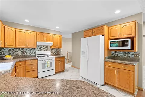Kitchen - 519 Looking Glass Glen Dr, Dewitt, MI 48820 photo 2 of 4