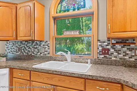 Kitchen - 519 Looking Glass Glen Dr, Dewitt, MI 48820 photo 3 of 4