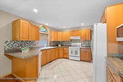 Kitchen - 519 Looking Glass Glen Dr, Dewitt, MI 48820 photo 4 of 4