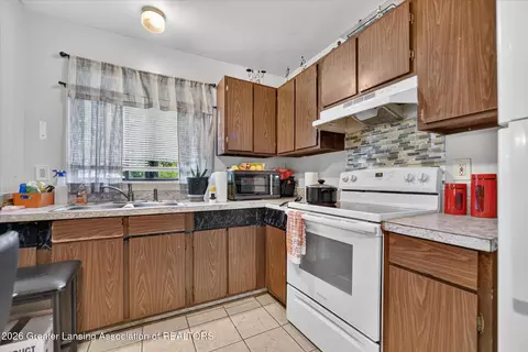 Kitchen - 4400 Chadburne Dr, Lansing, MI 48911 photo 3 of 4