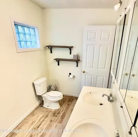Bath - 6510 Creyts Rd, Dimondale, MI 48821 photo 2 of 3