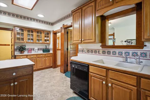 Kitchen - 6491 Oneida Rd, Charlotte, MI 48813 photo 3 of 5