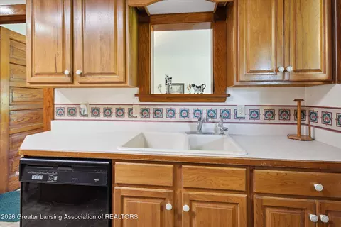 Kitchen - 6491 Oneida Rd, Charlotte, MI 48813 photo 4 of 5