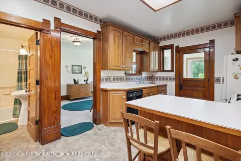 Kitchen - 6491 Oneida Rd, Charlotte, MI 48813 photo 2 of 5