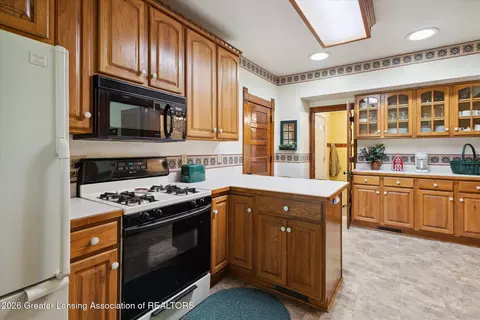 Kitchen - 6491 Oneida Rd, Charlotte, MI 48813 photo 5 of 5