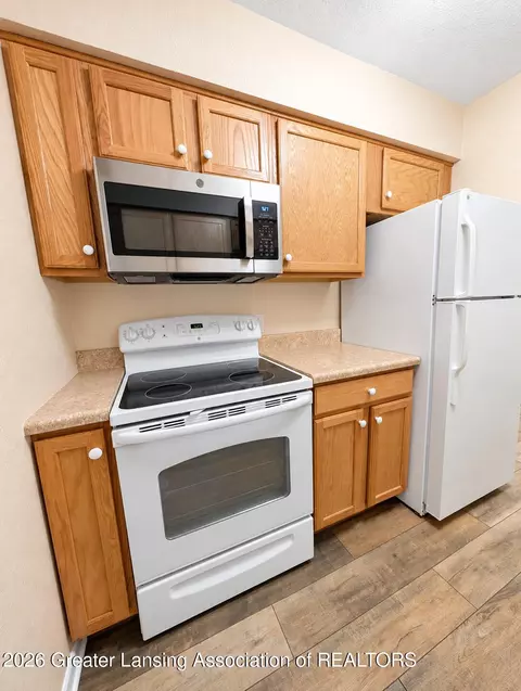 Kitchen - 5402 Maple Rdg #36, Haslett, MI 48840 photo 2 of 2