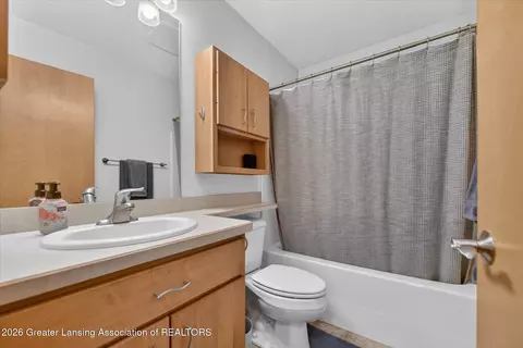 Bath - 7772 Forest View Dr, Haslett, MI 48840 photo 3 of 4