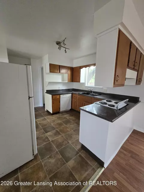 Kitchen - 3811 Cooley Dr, Lansing, MI 48911 photo 4 of 5