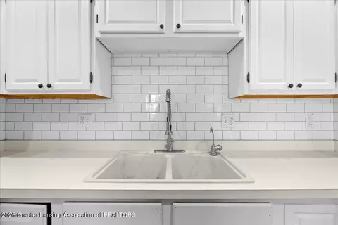 Kitchen - 11925 S Francis Rd, Dewitt, MI 48820 photo 2 of 3