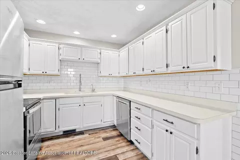 Kitchen - 11925 S Francis Rd, Dewitt, MI 48820 photo 3 of 3