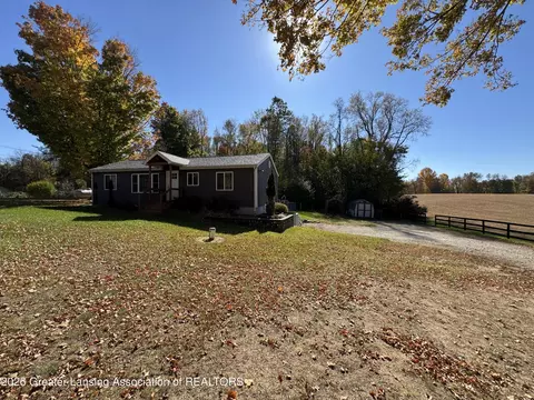 560 E Dexter Trl, Dansville, MI 48819