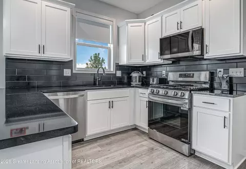 Kitchen - 621 Launch Point Dr, Perry, MI 48872 photo 2 of 2