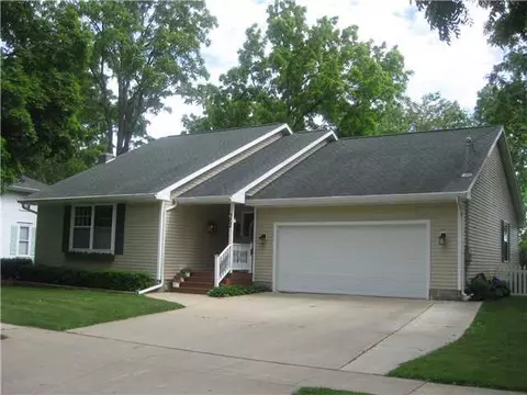 302 E Kent, Grand Ledge, MI 48837 photo 2